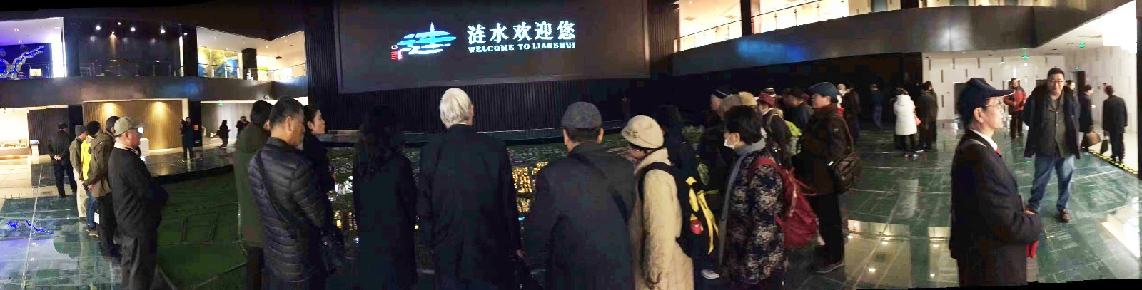 8 漣水規(guī)劃館人頭涌動，外來客商來館參觀考察.jpg